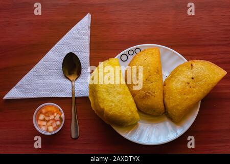 Typisch kolumbianische Empanadas, serviert mit Chili- und Tatara-Sauce, Bogotá Kolumbien, 11. Februar 2020 Stockfoto