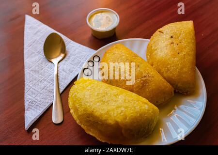 Typisch kolumbianische Empanadas, serviert mit Chili- und Tatara-Sauce, Bogotá Kolumbien, 11. Februar 2020 Stockfoto