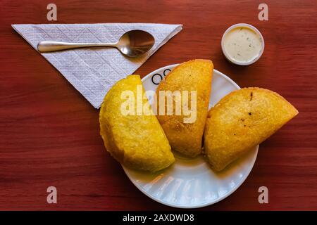 Typisch kolumbianische Empanadas, serviert mit Chili- und Tatara-Sauce, Bogotá Kolumbien, 11. Februar 2020 Stockfoto