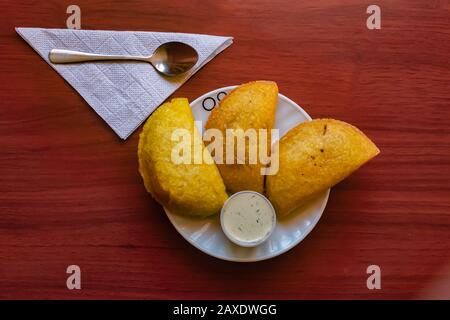 Typisch kolumbianische Empanadas, serviert mit Chili- und Tatara-Sauce, Bogotá Kolumbien, 11. Februar 2020 Stockfoto