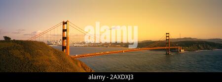 Hochwinkeliger Blick auf eine Hängebrücke über das Meer, Golden Gate Bridge, San Francisco, Kalifornien, USA Stockfoto