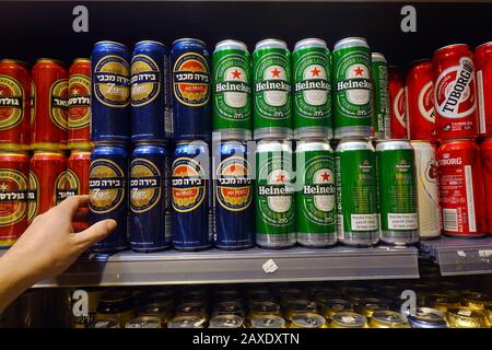 Bier in einem israelischen Supermarkt Stockfoto