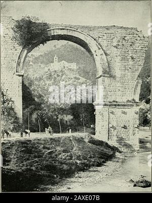 Römische Städte in Italien und Dalmatien. Emain. Thetufa-Blöcke sind in zwei Fuß hohen Kursen angeordnet 10 146 RÖMISCHE STÄDTE in wechselnden Linien von Kopfzeilen und Tragen.Sie sind vielleicht die umfangreichsten Ruinen ina-Stil analog zur Servan-Wand in Rom, bevor die Verwendung kleiner Einheiten in Mode kam, um die Nähe der Republik zu schließen. Direkt im Inneren der Porta di Bove befinden sich die Ruinen eines Klosters der zisterziensischen aus dem zwölften Jahrhundert, das mit den Materialien aus den Wänden erbaut wurde. Mein erster Besuch auf dieser Seite war um dieser Mediävalruine willen, denn die Kirche hatte mutige Tunnelwölbe, ungewöhnlich in Italien Stockfoto