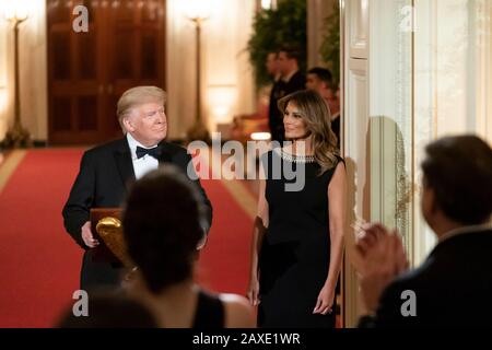 US-Präsident Donald Trump und First Lady Melania Trump sprechen während des Governors Ball im East Room des Weißen Hauses am 9. Februar 2020 in Washington, DC, auf Bemerkungen an. Stockfoto