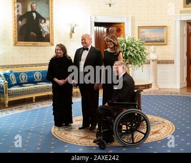 US-Präsident Donald Trump und First Lady Melania Trump posieren mit dem texanischen Gouverneur Greg Abbott und seiner Frau Cecilia Abbott für ein Porträt vor dem Governors Ball im Blue Room des Weißen Hauses am 9. Februar 2020 in Washington, DC. Stockfoto