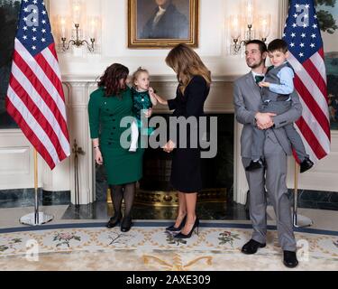 Die First Lady Melania Trump der USA posiert mit Robin Schneider, ihrer Tochter Ellie Schneider und ihrem Mann während eines Empfangs für Gäste der Galerie der State of the Union im Diplomatischen Empfangsraum des Weißen Hauses vom 4. Februar 2020 in Washington, DC. Stockfoto