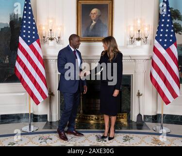 First Lady Melania Trump der USA, posiert für Fotos mit Paul Morrow aus Alabama., einem Armee-Veteranen, der eine Betonanlage in einer Opportunity Zone und einen Gast der State of the Union Galerie während eines Empfangs im Diplomatischen Empfangsraum des Weißen Hauses am 4. Februar baut, 2020 in Washington, D.C. Stockfoto