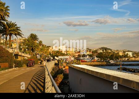 Schöner Blick auf die Küstenstadt mit dem Radweg und dem Vergnügungspark an der Küste an einem sonnigen Tag, Sanremo, Ligurien, Italien Stockfoto