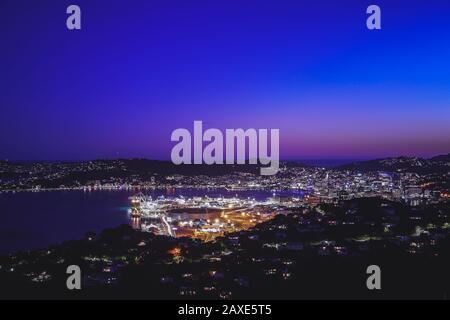 Das Stadtbild des Wellington-Hafengeländes in der Nacht nach Sonnenuntergang Stockfoto