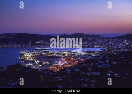 Das Stadtbild des Wellington-Hafengeländes in der Nacht nach Sonnenuntergang Stockfoto