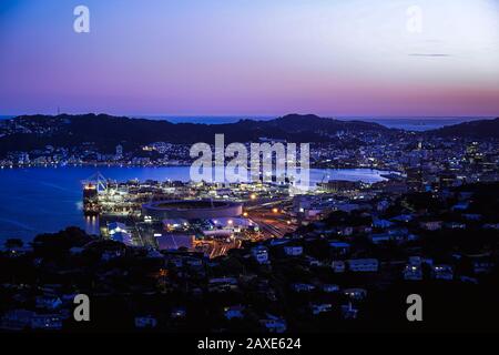 Das Stadtbild des Wellington-Hafengeländes in der Nacht nach Sonnenuntergang Stockfoto