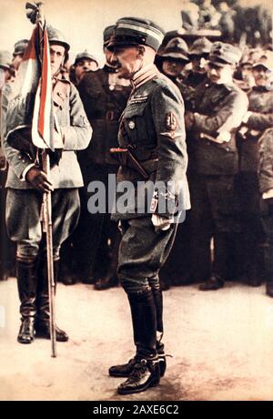 1920 Ca, FIUME: Die italienische Dichterin, Politikerin und Schriftstellerin GABRIELE D'ANNUNZIO (* um die Jahre zwischen dem Jahr 1963 und 1938 in Rom) Während der Guerra Fiumana im Militärkleid von Capitano ARDITI - SCRITTORE - LETTERATURA - LITERATUR - Letterato - POETA - POESIA - POESIE - Dannunzio - WWI - WELTKRIEG I - PRIMA GUERRA MONDIALE - GROSSER KRIEG - ARDITO - ARDITISMO - Uniform - Divisa - unique Militare - d'Annunzio - DANNUNZIO - D'ANNUNZIO - D' ANNUNZIO -- Archivio GBB Stockfoto