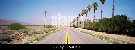 USA, Kalifornien, Anza Borrego State Park, Leere Autobahn durch die Wüste Stockfoto