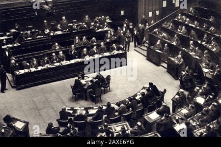 1925, 3. januar, ROMA, ITALIEN: Der italienische Faschist Duce BENITO MUSSOLINI ( Predappio, 29. juli 1883 - Giulino di Mezzegra, 28. april 1945 ) Bei CAMERA DEI DEPUTATI sprechen Sie nach der Ermordung von GIACOMO MATTEOTTI - Ritratto - Portrait - POLITICA - POLITICO - ITALIA - POLITIC - Portrait - ITALIEN - FASCISMO - FASCHISMUS - FASCISTA - ITALIA - Delitto - Archivio GBB Stockfoto