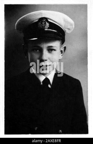 1948 Ca, GROSSBRITANNIEN: Der gefeiertste britische Tänzer, Schauspieler, Lehrer, MIME-Künstler und Choreograf LINDSAY KEMP ( geboren in South Shields, 3. Mai 1938 ), als ein kleiner Junge in Marine-Uniform gekleidet war. Kemp war der Tanz- und MIME-Lehrer des Pop-Rock-Superstars David Bowie - Persönlichkeit als kleine Mädchen Jungen - KINDHEIT - INFANZIA - personalità da GIOVANE GIOVANI BAMBINI BAMBINO - KINDER - Homosexualität - Homosexuell - Omosesuale - omosessualità - LGBT - DANZA - TANZ - BALLETTO - BALLETT - COREOGRAFO - MIMO - BALLERINO - Tie - cravatta - Hut - cappello - Militär - unif Stockfoto