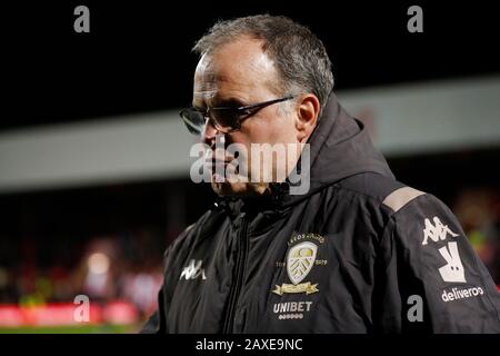 Griffin Park, London, Großbritannien. Februar 2020. English Championship Football, Brentford FC gegen Leeds United; Leeds United Manager Marcelo Bielsa nähert sich dem Dugout - Ausschließlich redaktioneller Gebrauch. Keine Verwendung mit nicht autorisierten Audio-, Video-, Daten-, Regallisten-, Club-/Liga-Logos oder Live-Diensten. Die Online-Nutzung ist auf 120 Bilder beschränkt, keine Videoemulation. Keine Verwendung bei Wetten, Spielen oder Einzelspielen/Liga-/Spielerveröffentlichungen Credit: Action Plus Sports/Alamy Live News Stockfoto