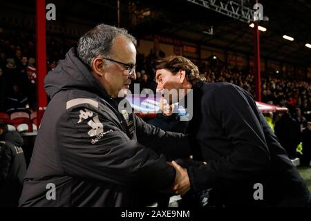 Griffin Park, London, Großbritannien. Februar 2020. English Championship Football, Brentford FC gegen Leeds United; Brentford-Manager Thomas Frank grüßt Leeds United Manager Marcelo Bielsa von der Touchline, bevor er die Credit: Action Plus Sports/Alamy Live News anstoßen kann Stockfoto