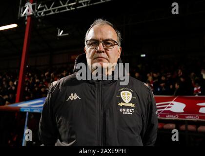 Griffin Park, London, Großbritannien. Februar 2020. English Championship Football, Brentford FC gegen Leeds United; Leeds United Manager Marcelo Bielsa blickt von der Touchline Credit: Action Plus Sports/Alamy Live News aus Stockfoto