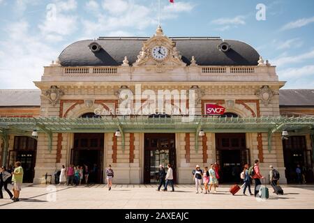 Gare de Nice Ville, typisches Gebäude mit Reisenden zu Fuß, Nizza, Cote d'Azur Stockfoto