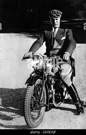 1926, ITALIEN: Der italienische Faschist Duce BENITO MUSSOLINI (* 1883 in Motocycle im Garten der Villa Torlonia - Ritratto - Portrait - POLITICA - POLITICO - ITALIA - POLITICO - POLITICAL - PORTRAIT - ITALIEN - FASCISMO - FASCHISMUS - FASCISTA - ITALIA - PRIMO MINISTRO - ¬---- Archivio GBB Stockfoto