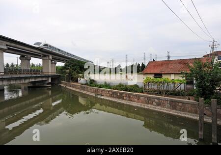 Maglev Service nähert sich dem Bahnhof Longyang Road, Shanghai, China Stockfoto