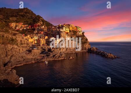 Manarola farbenfrohe italienische Stadt in der Dämmerung, nach Sonnenuntergang, Cinque Terre, Italien Stockfoto