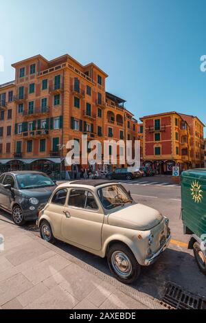 Der FIAT 500 in einer typischen italienischen Stadt Stockfoto