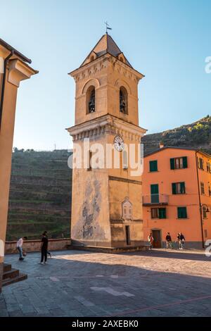 Italienische Kirche im typischen Dorf Manarola in Cinque Terre, Italien Stockfoto