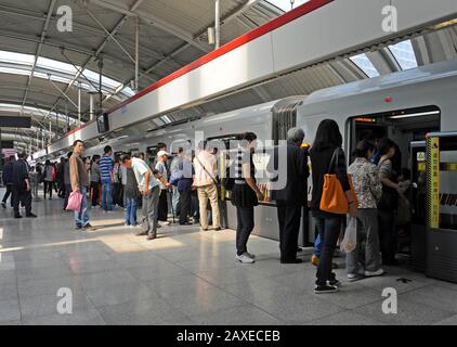 Passagiere steigen an der Station Anting der Shanghaier U-Bahn-Linie 11 in China in einen Zug Stockfoto