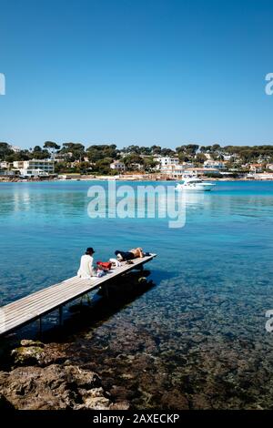 Ein Paar, das an einem Pier in Antibes am Strand zu Mittag essen und ein Picknick in Antibes, französische Riviera, machen kann Stockfoto