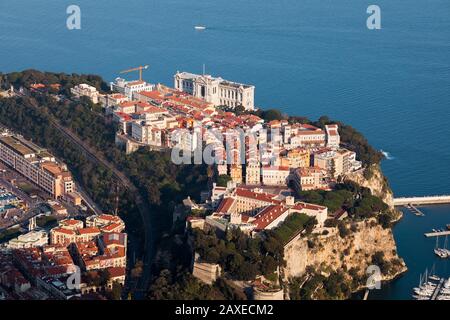 Blick auf den Palast des Fürstbistums Monaco und das ozeanographische Museum, Monte Carlo, Frankreich Stockfoto