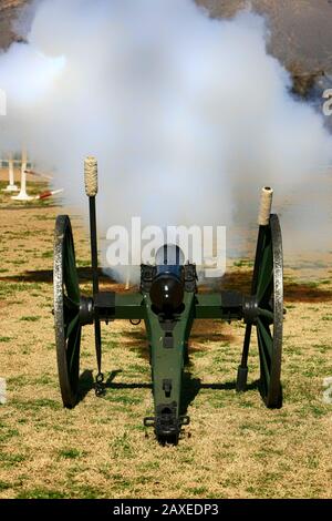 US Army 1880s-Artillerie-Stück, das auf Fort Lowell in Tucson AZ abgefeuert wird Stockfoto