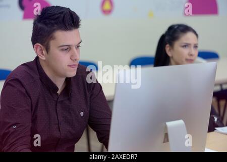 Gruppe der Universität IT-Technologien Studenten arbeiten an der Praxis lehren. Sitzt in der Nähe von therir Computer und suchen nach Lösung während der Klasse. Stockfoto