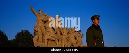 Blick auf die vor der Statue stehende Sicherheitswache, Mao Tse-Tung Mausoleum, Platz des Himmlischen Friedens, Peking, China Stockfoto