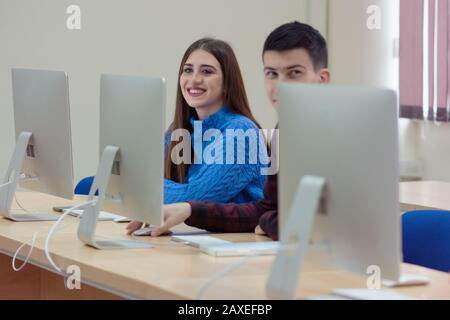 Gruppe der Universität IT-Technologien Studenten arbeiten an der Praxis lehren. Sitzt in der Nähe von therir Computer und suchen nach Lösung während der Klasse. Stockfoto