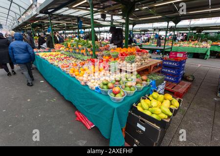 Obst und Gemüse im Verkauf, Birmingham Market, Großbritannien Stockfoto