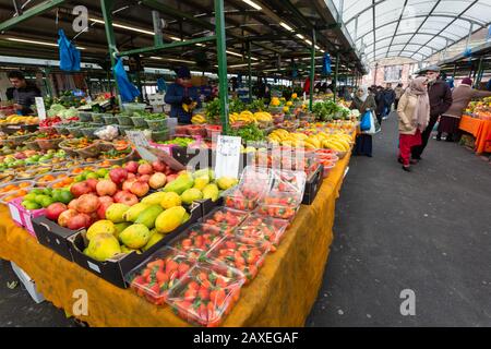 Obst und Gemüse im Verkauf, Birmingham Market, Großbritannien Stockfoto