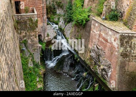 Saarburg, Trier-Saarburg: Der Leuk wurde mitten durch die Stadt geleitet, um Löschwasser und Mühlenstleistung zu erbringen Stockfoto