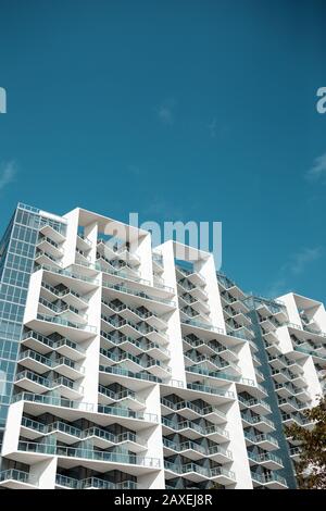 Miami Beach Apartmentgebäude mit sonnigem Wetter, Miami, Florida Stockfoto