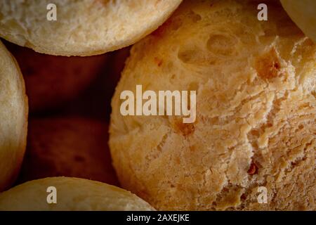 Brasilianisches hausgemachtes Käsebrot in der Nähe, AKA "pao de queijo"-Korb. Stockfoto