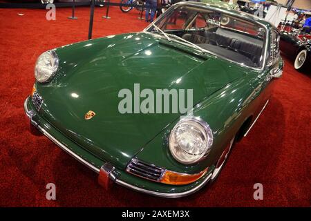 Philadelphia, Pennsylvania, USA - 9. Februar 2020 - Der grüne Porsche 911 Oldtimer von 1965 Stockfoto