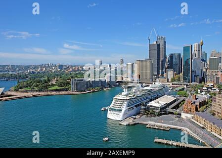 Wunderschöner Panoramablick auf Circular Quay, ein riesiges Kreuzfahrtschiff im internationalen Terminal, Rocks und Sydney City, Australien Stockfoto