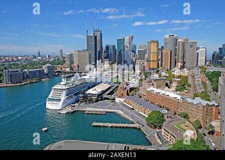 Sydney Australien - 23. März 2019: Schöner Panoramablick auf Circular Quay, riesiges Kreuzfahrtschiff im internationalen Terminal, Rocks und Sydney City, Austr Stockfoto