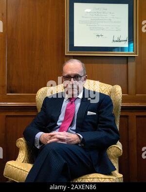 Washington, DC, USA. Februar 2020. Larry Kudlow, Direktor des nationalen Wirtschaftsrates, sitzt am Donnerstag, 6. Februar 2020 für ein Porträt in seinem Büro im Weißen Haus in Washington, DC, USA. Kredit: Stefani Reynolds/CNP (EINSCHRÄNKUNG: Keine Zeitungen oder Zeitungen aus New York oder New Jersey im Umkreis von 75 Meilen von New York City). Weltweite Nutzung Credit: Dpa/Alamy Live News Stockfoto