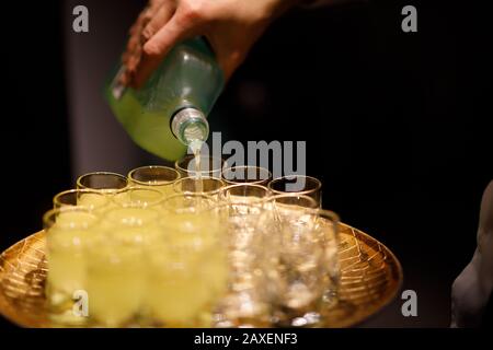 Limoncello-Aufnahmen, italienischer Schnaps Stockfoto