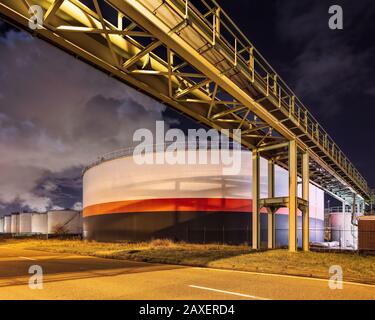 Nachtszene mit großem Silo- und Pipelineüberlauf in der petrochemischen Produktionsstätte Port of Antwerpen. Stockfoto