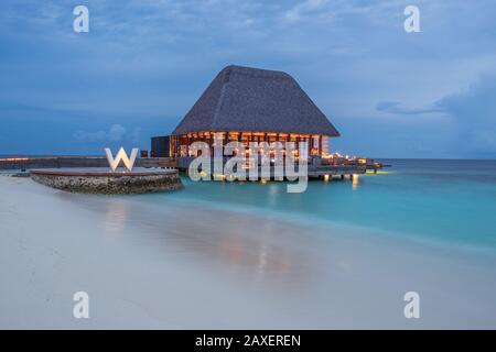 Ein Foto der SIP-Bar im atemberaubenden W Hotel auf den Malediven mit langer Belichtung Stockfoto