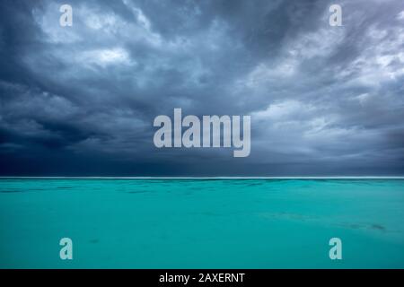 Ein sich abzeichnender Sturm über das Aqua-Meer Stockfoto