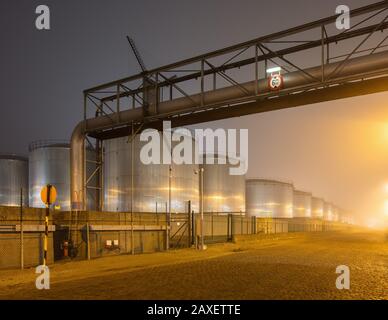 Nachtszene mit großem Silo- und Pipelineüberlauf in der petrochemischen Produktionsstätte Port of Antwerpen. Stockfoto