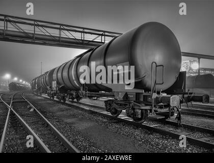 Nebelige Nachtszene mit Bahnhof am Hafen von Antwerpen, Belgien. Stockfoto